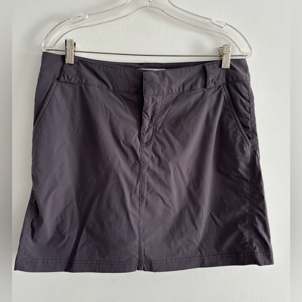 Columbia women’s skirt gray size. Preloved. Zip and double hook